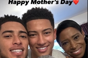 贝林厄姆社媒晒与家人合照，庆祝英国的母亲节