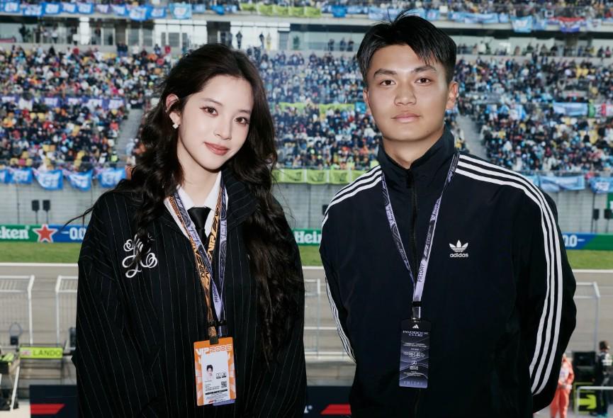 电竞世界杯-蒯纪闻和杨希现场观看F1中国大奖赛，并与欧阳娜娜合照